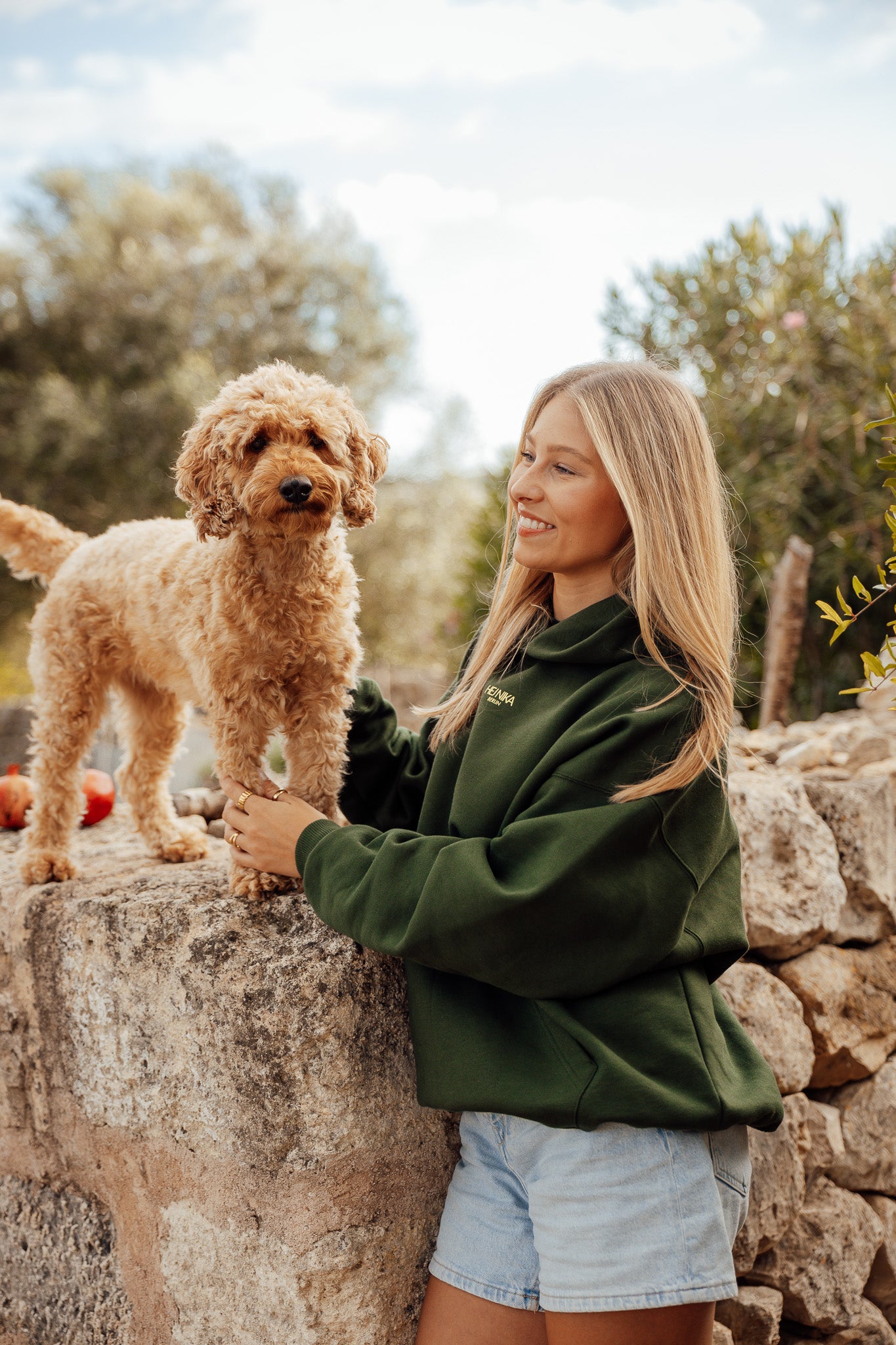 Hund und Hundebesitzerin im Grass is Greener Hoodie von Hej Nika 