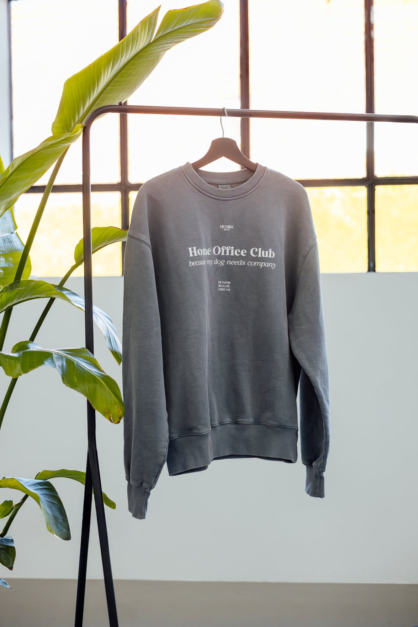Hej Nika Sweater Home Office Club für Hundebestzer im Atelier beim Shooting an einer Kleiderstange – Hej Nika – oversized & nachhaltig