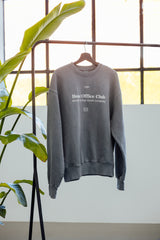 Hej Nika Sweater Home Office Club für Hundebestzer im Atelier beim Shooting an einer Kleiderstange – Hej Nika – oversized & nachhaltig