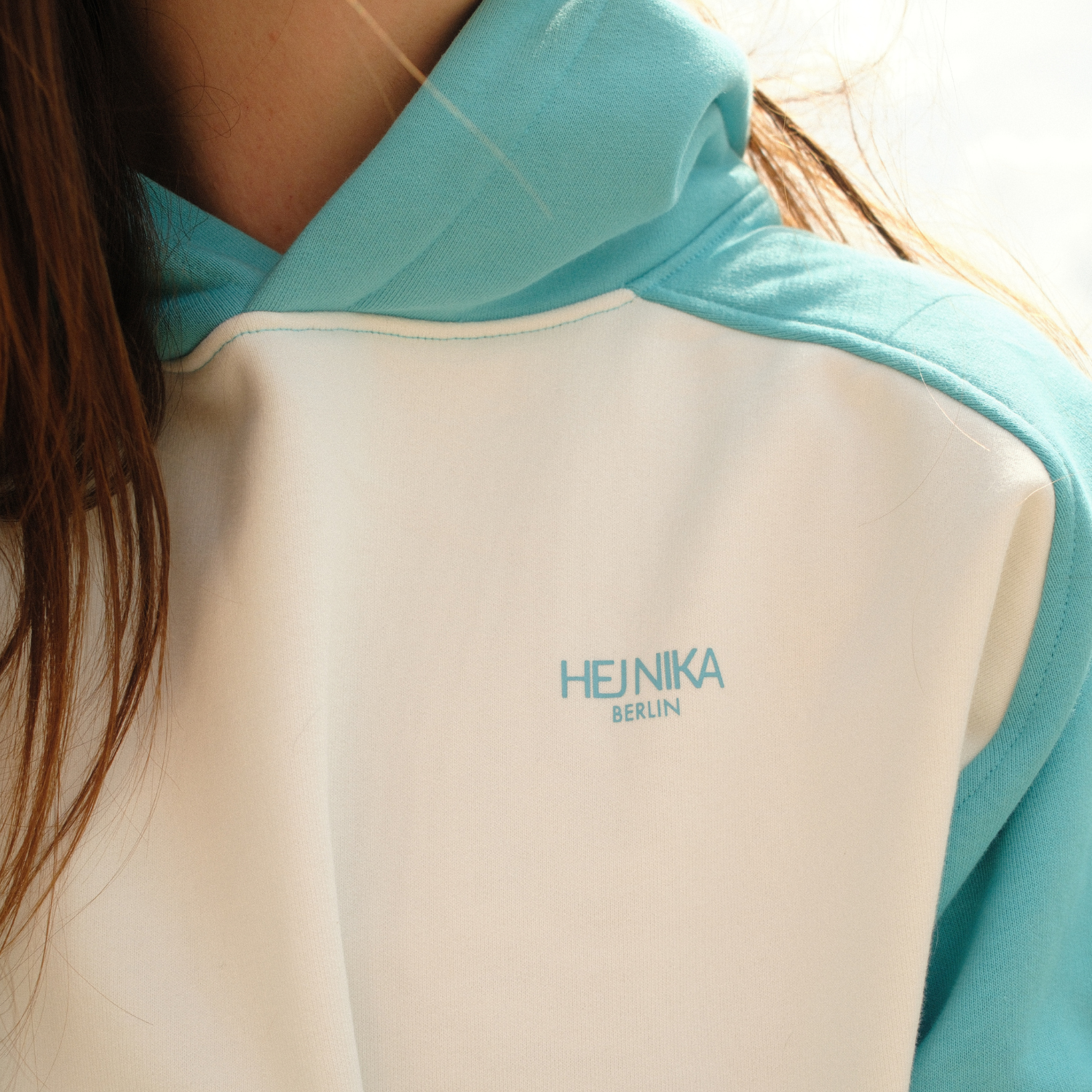 Hej Nika Hoodie mit gesticktem Brustlogo – Detailansicht