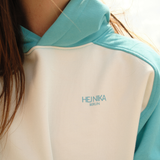Hej Nika Hoodie mit gesticktem Brustlogo – Detailansicht