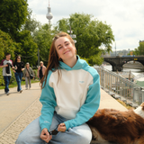 Creme-türkiser Hej Nika Damen-Hoodie mit Hund in Berlin