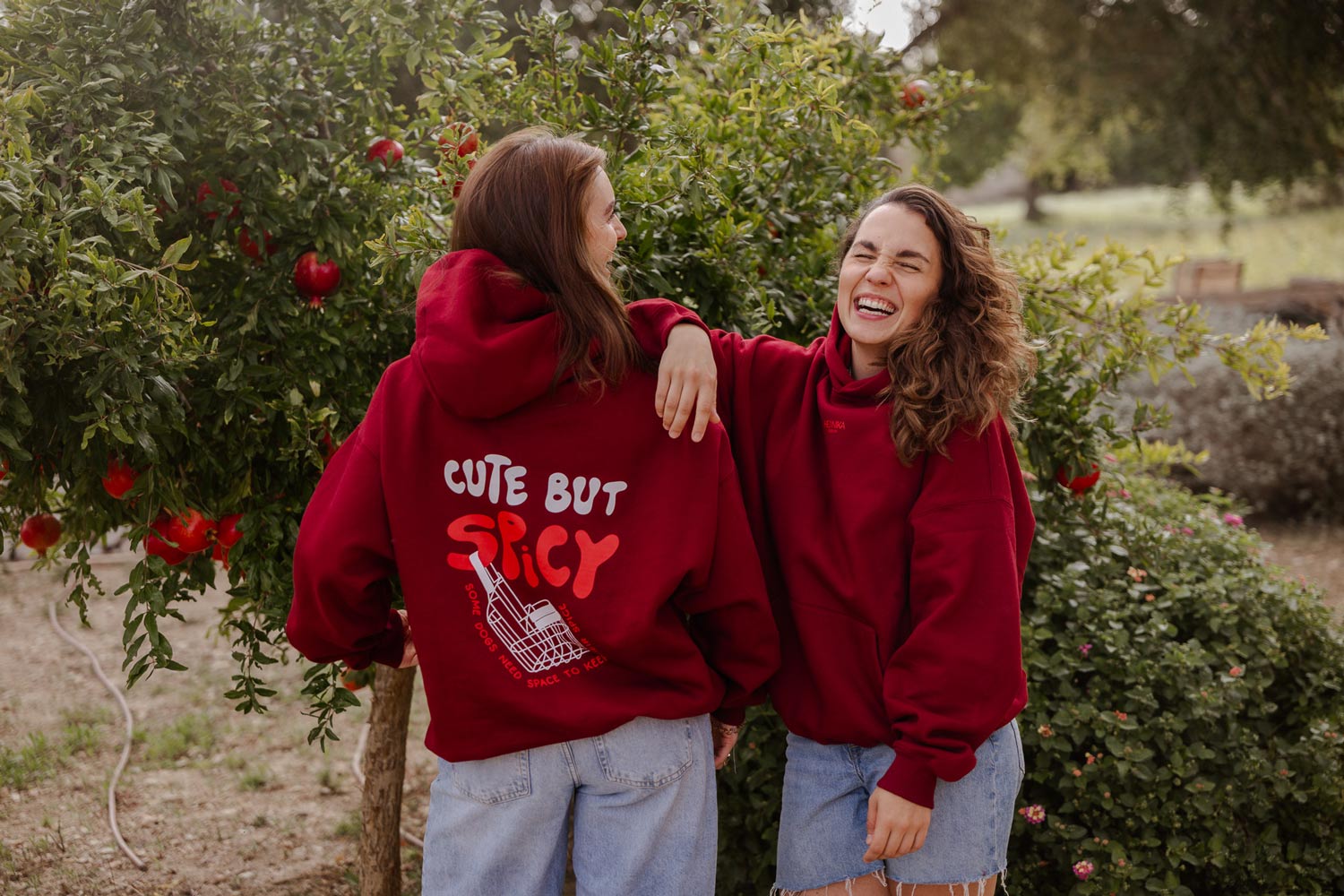 Model trägt den roten Cute but Spicy Hoodie von Hej Nika – lässiger Oversized Fit für Hundemenschen mit Attitude