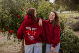 Model trägt den roten Cute but Spicy Hoodie von Hej Nika – lässiger Oversized Fit für Hundemenschen mit Attitude