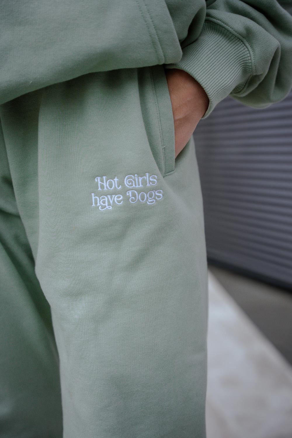 Hej Nika Jogginghose für Hundebesitzer mit hochwertigem Stick. 