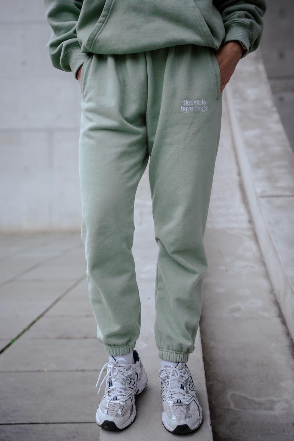 Hej Nika Jogginghose für Hundebesitzer getragen bei einem entspannten Ausflug in die Stadt. 