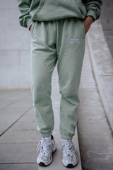 Hej Nika Jogginghose für Hundebesitzer getragen bei einem entspannten Ausflug in die Stadt. 