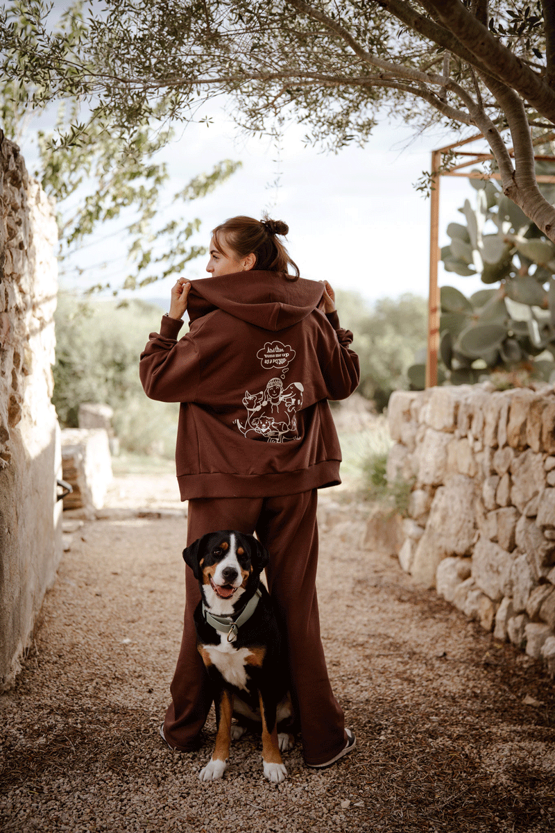 Hej Nika Jogging Set aus Hose und Sweatjacke in Braun für Hundebesitzer beim Gassi mit dem Hund. Ideal für alle Hundebesitzer die es gemütlich mögen. 