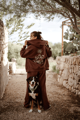 Hej Nika Jogging Set aus Hose und Sweatjacke in Braun für Hundebesitzer beim Gassi mit dem Hund. Ideal für alle Hundebesitzer die es gemütlich mögen. 