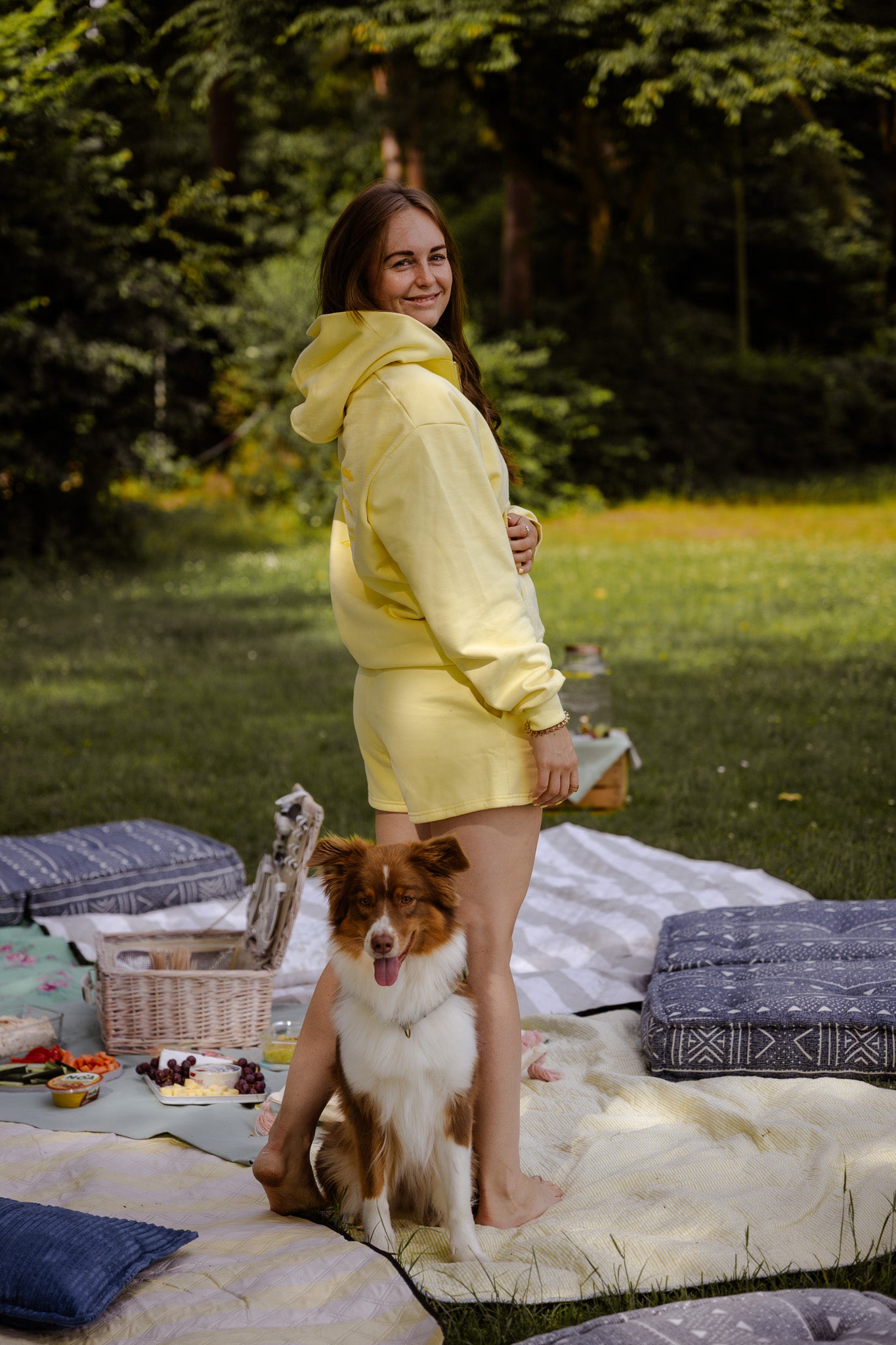 Jogger-Set "Gassi Club" von Hej Nika für Hundebesitzer. Hundebesitzerin trägt Sweatshorts und Sweatjacke für Hundebesitzer bei einem Spaziergang mit dem Hund.