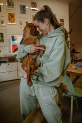 Hej Nika Jogginghose für Hundebesitzer getragen bei gemeinsamer cozy Auszeit von einer Hundebesitzerin mit Hunden. 