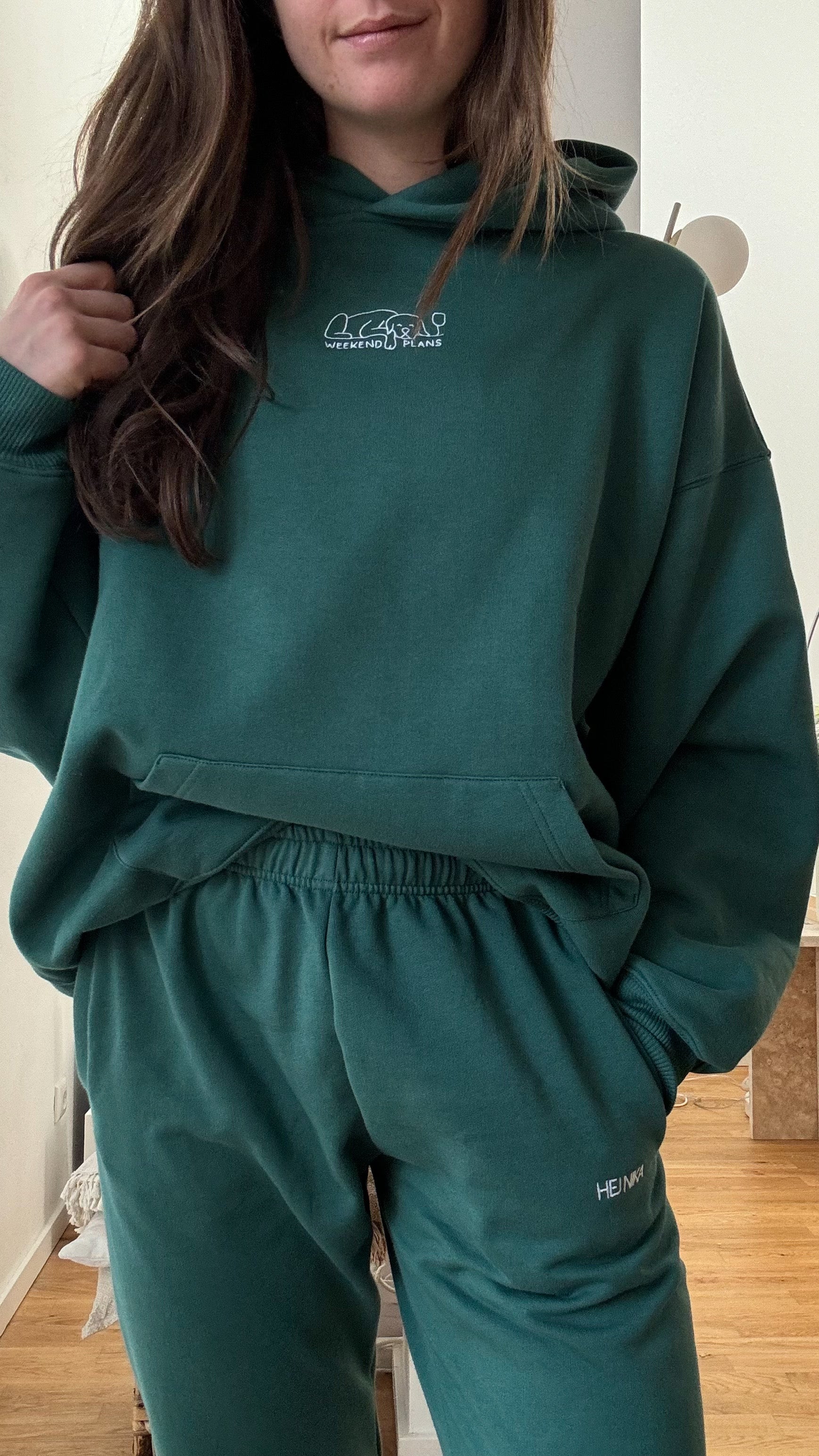 Hej Nika "WEEKEND PLANS" Jogginghose für Hundebesitzer in Grün. Ideal für Gassirunden, cozy Abende auf der Couch oder einfach zum chillen.
