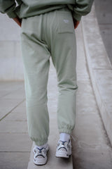 Hej Nika Jogginghose für Hundebesitzer "Hot Girls Have Dogs" Rückansicht beim Spaziergang in der Stadt. 