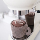 LATTE POP Hundespielzeug von oben – kompakter Schnüffel-Kaffeebecher – Hej Nika