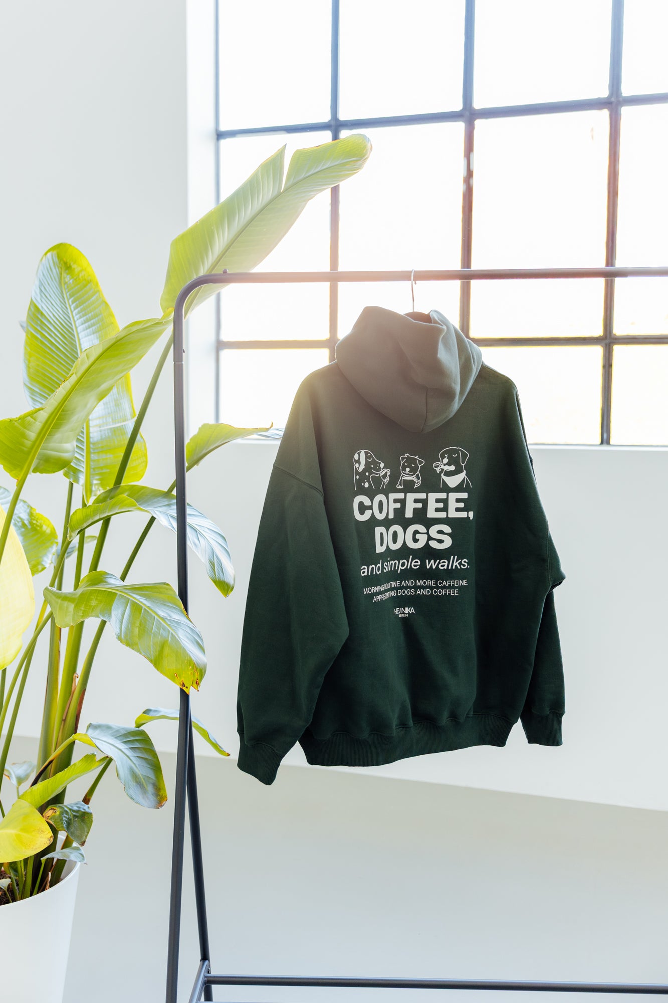 Detailansicht des weichen Innenstoffs aus Bio-Baumwolle und recyceltem Polyester – COFFEE & DOGS Hoodie
