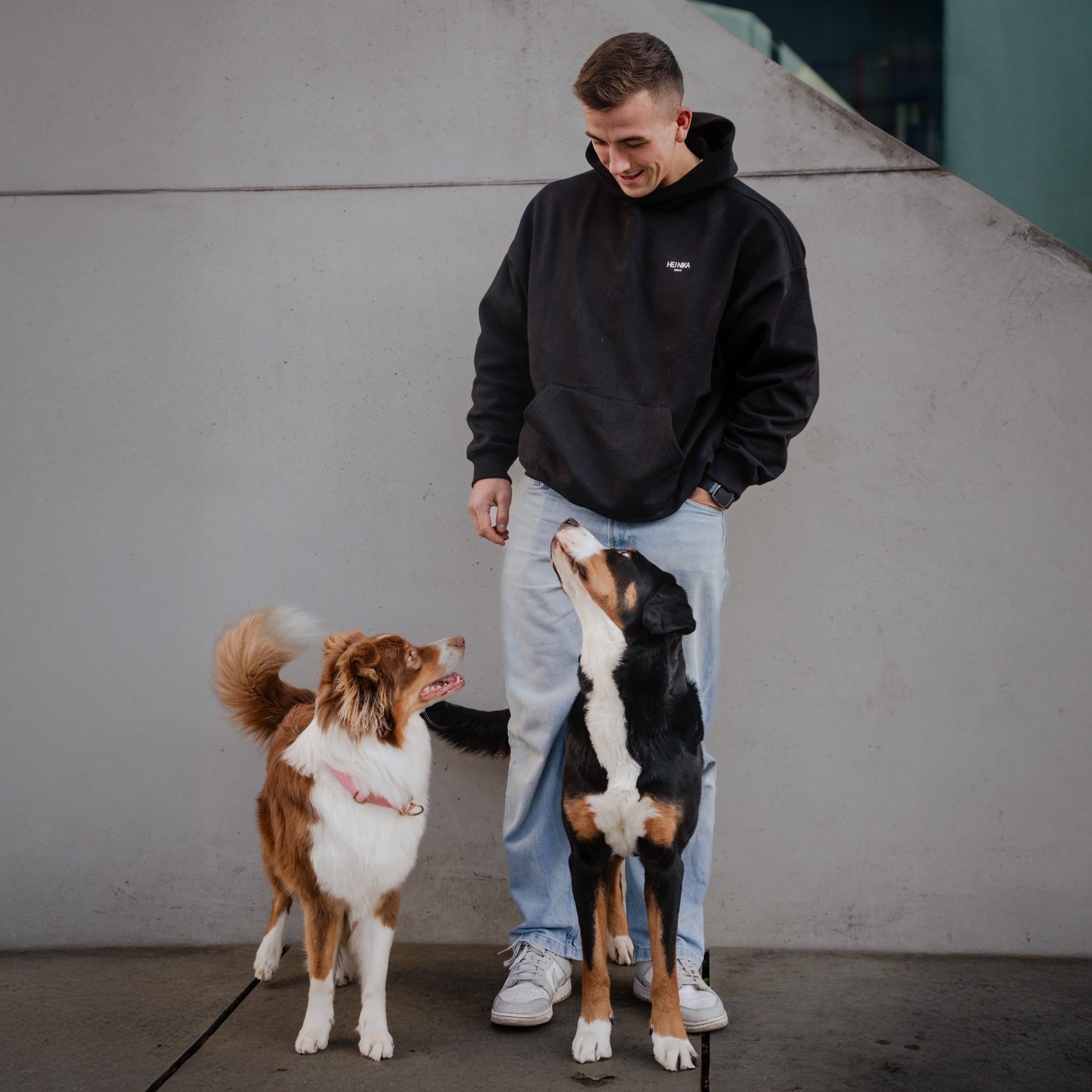 Hundeesitzer mit Pullover Gassi Club beim Spaziergang mit dem Hund – stylisch, nachhaltig & cozy – oversized & unisex – Hej Nika 