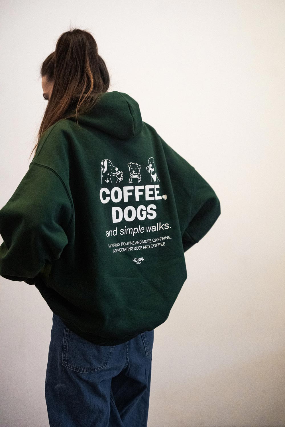 Hundebesitzerin trägt den stylischen COFFEE & DOGS Pullover in der Freizeit