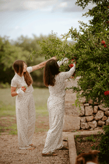 Hejnika Shop Pyjama "Dog Diversity" für Hundebesitzer in der Freizeit getragen von Hundebesitzerinnen bei gemeinsamer Aktivität.