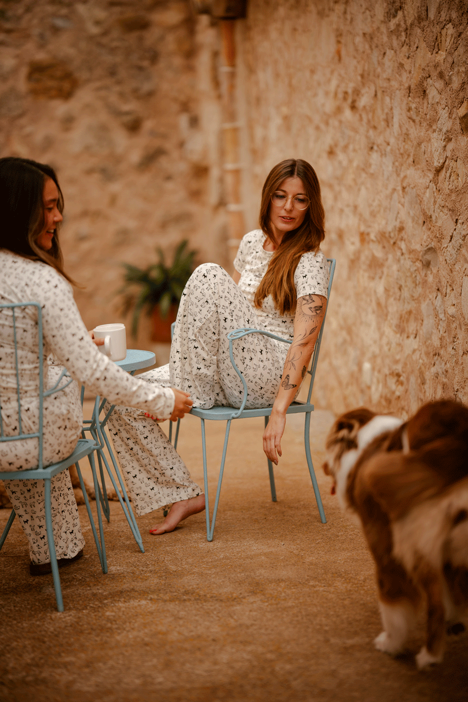 Hej Nika Pyjama "DOG DIVERSITY" für Hundebesitzer in Weiß. Mit handgezeichnetem Hundemuster. 