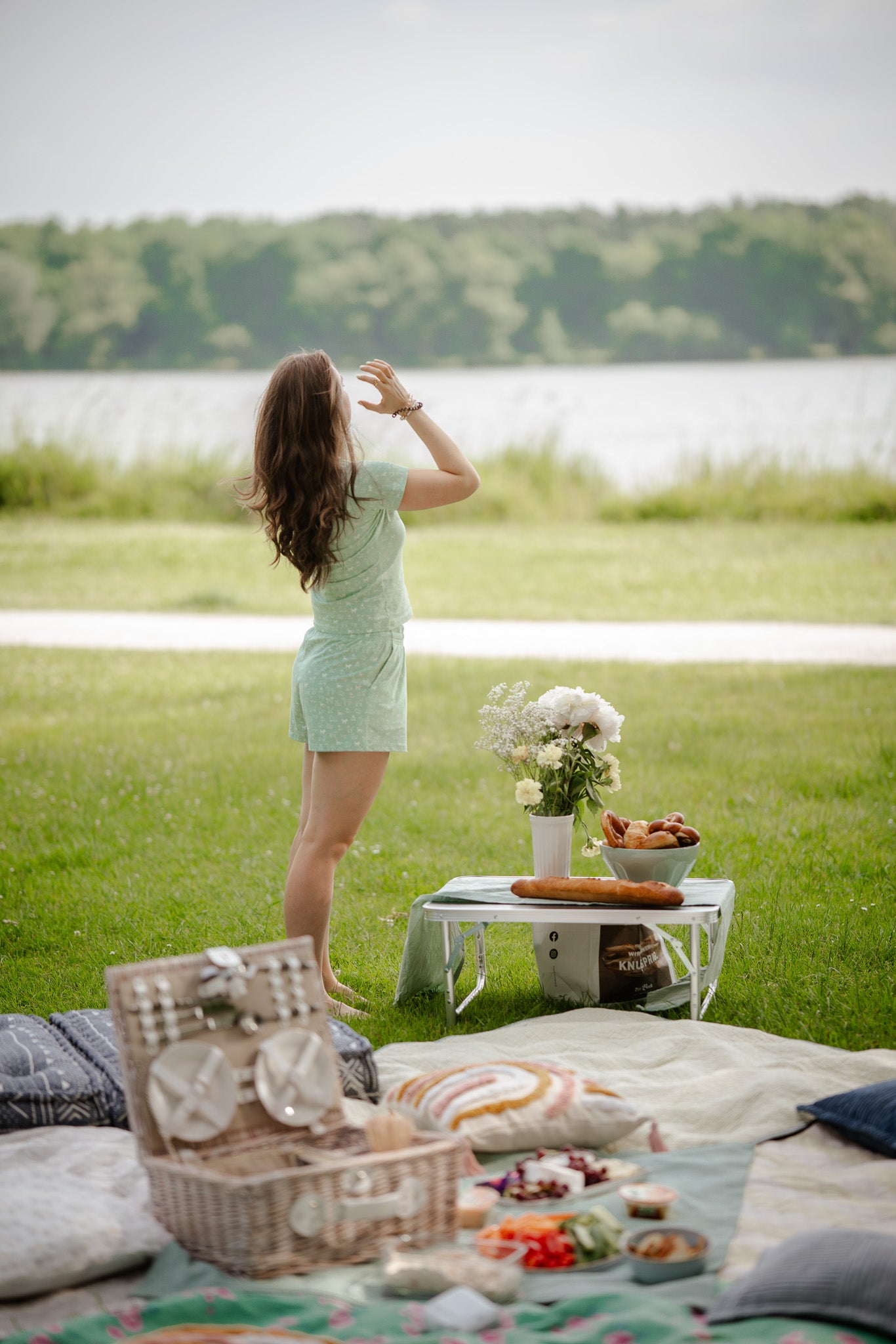 Hej Nika Pyjama Hose für Hundebesitzer getragen bei einem entspannten Tag draußen in der Natur mit dem Hund.