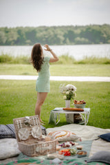 Hej Nika Pyjama Hose für Hundebesitzer getragen bei einem entspannten Tag draußen in der Natur mit dem Hund.