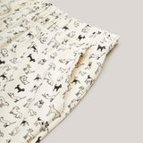 Detailaufnahme Pyjama Shorts für Hundebesitzer. "DOG DIVERSITY" Muster. Cozy, Baumwolle & Nachhaltig.