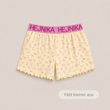 Hellgelbe Hej Nika Pyjamashorts mit pinkem Hunde-Allover-Print, pinkem Logobund und gerüschten Beinabschlüssen