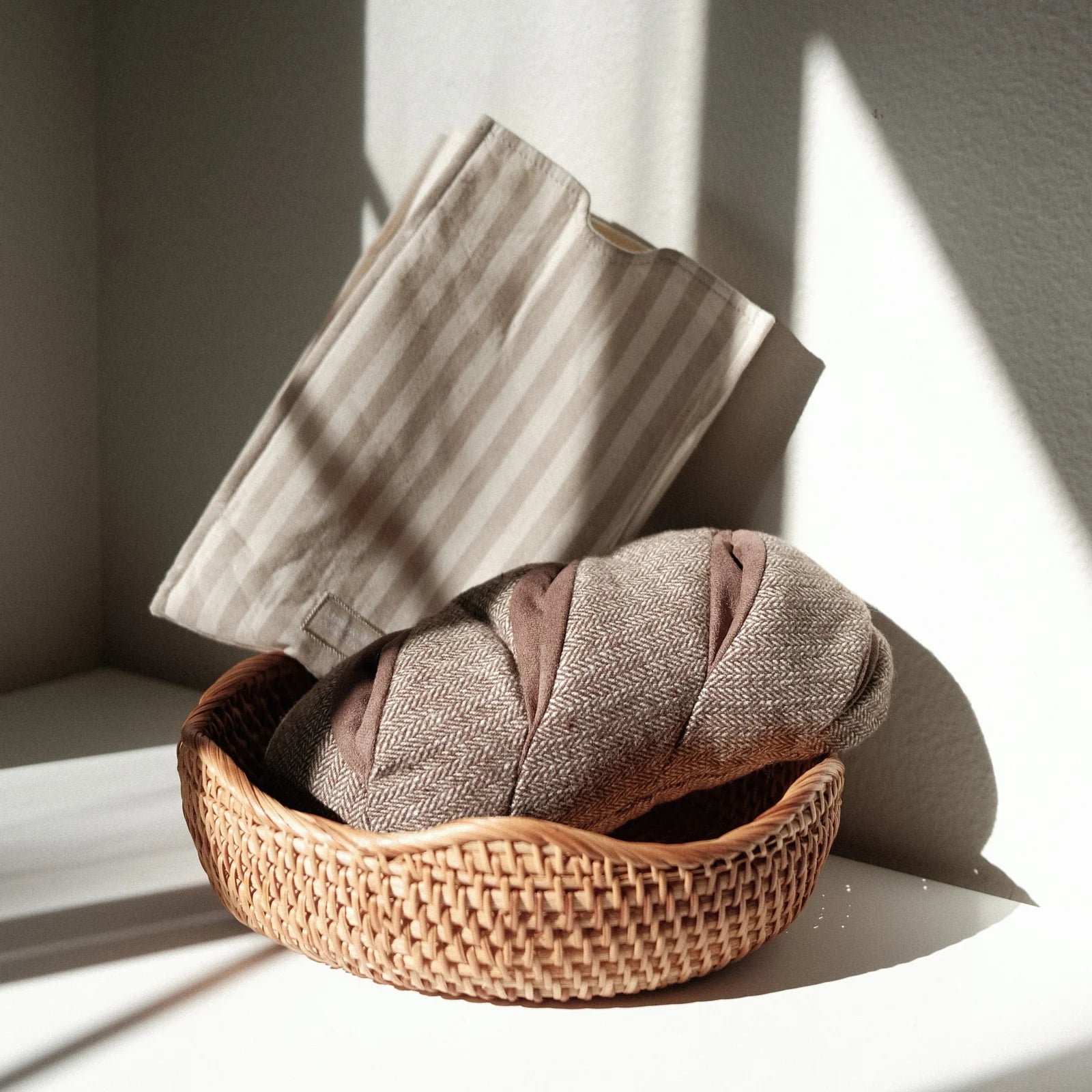 Spielzeug für Hund im Sauerteigbrotdesign mit vielen Taschen für ein langanhaltendes Schnüffelerlebnis – Hej Nika 