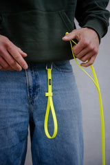 Hej Nika Schleppleine für Hunde mit 3-in-1 Funktion – multifunktional, robust & pflegeleicht. Schleppleinenhalterung und Cityleine im Einsatz bei einem Spaziergang. 