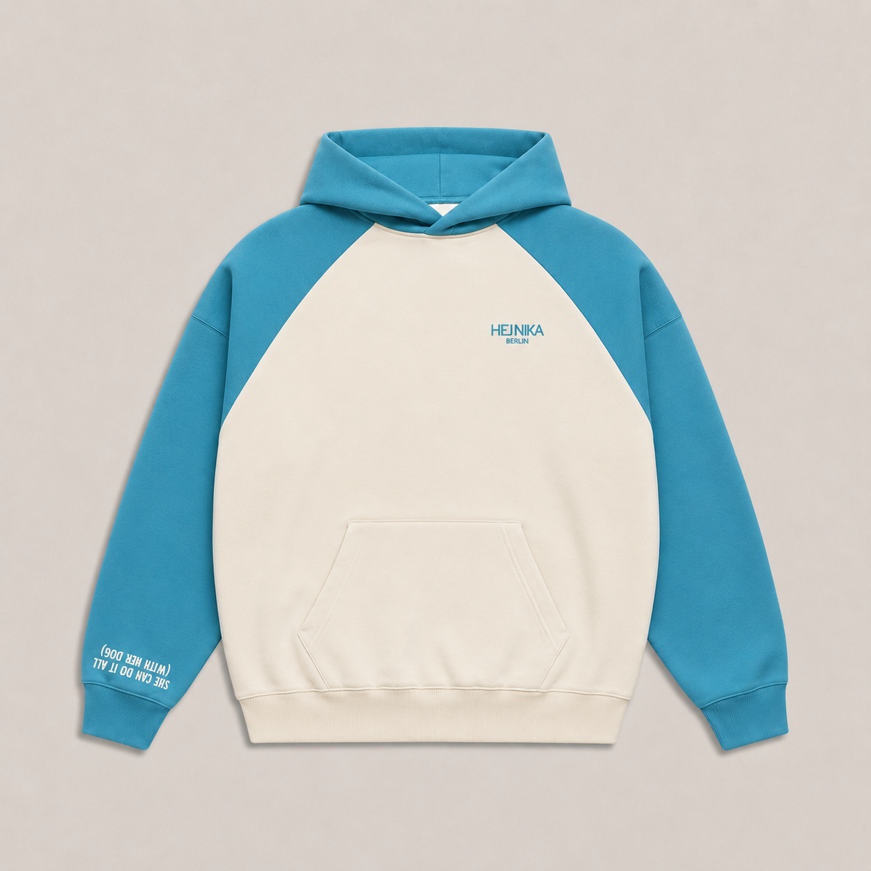 Cremefarbener Hej Nika Hoodie mit türkiser Kapuze, Raglanärmeln, Kängurutasche, Brustlogo und weißem Ärmelprint