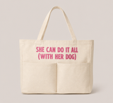 Cremefarbener Hej Nika Shopper mit langen Tragegriffen, zwei großen Außentaschen und pinkem „She Can Do It All With Her Dog“-Print.
