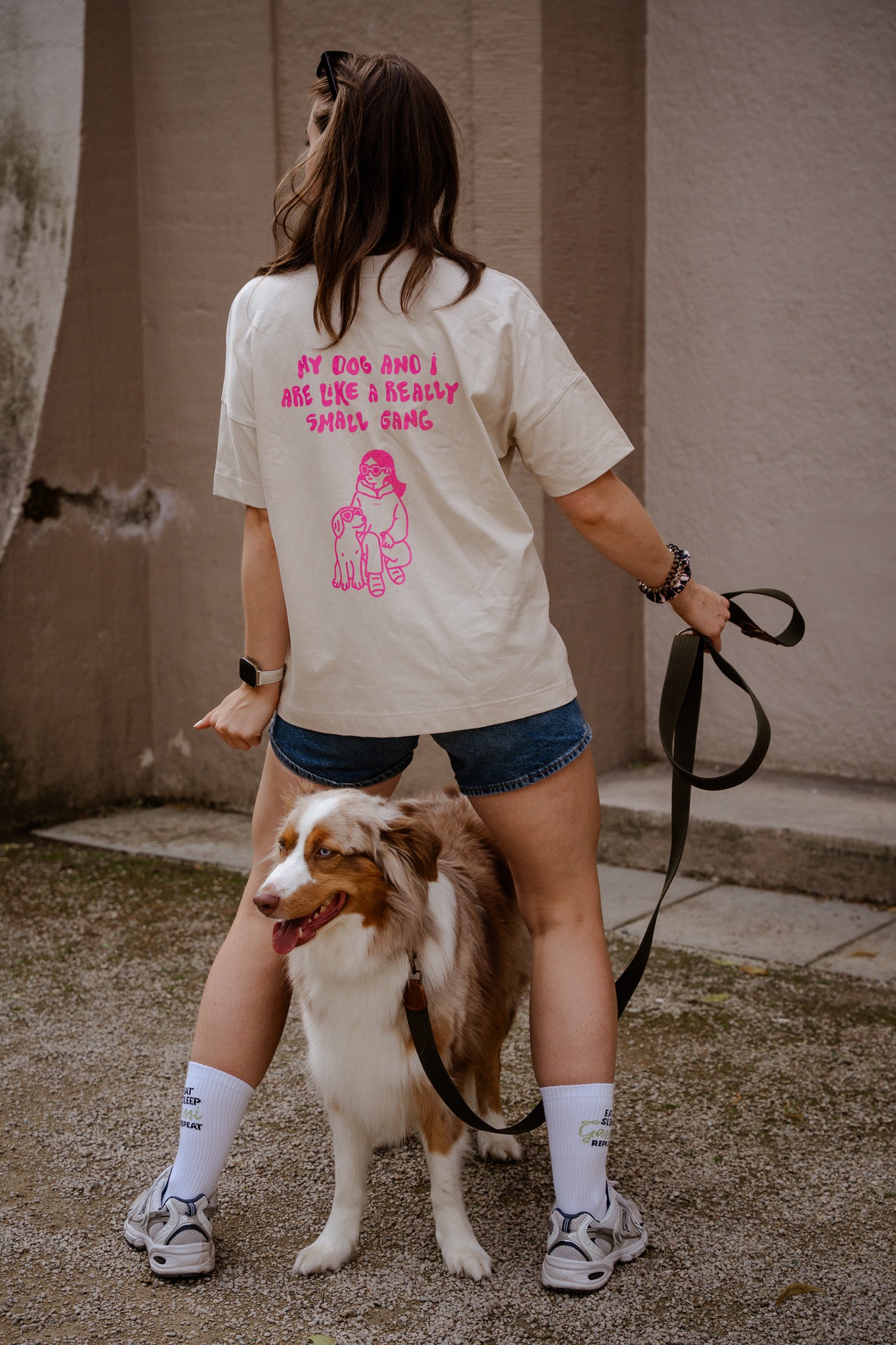 Hundebesitzer trägt Small Gang T-Shirt in Moonbeam Pink bei Gassi – leichter & nachhaltiger Sommerlook – Hej Nika