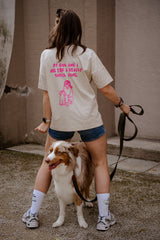 Hundebesitzer trägt Small Gang T-Shirt in Moonbeam Pink bei Gassi – leichter & nachhaltiger Sommerlook – Hej Nika