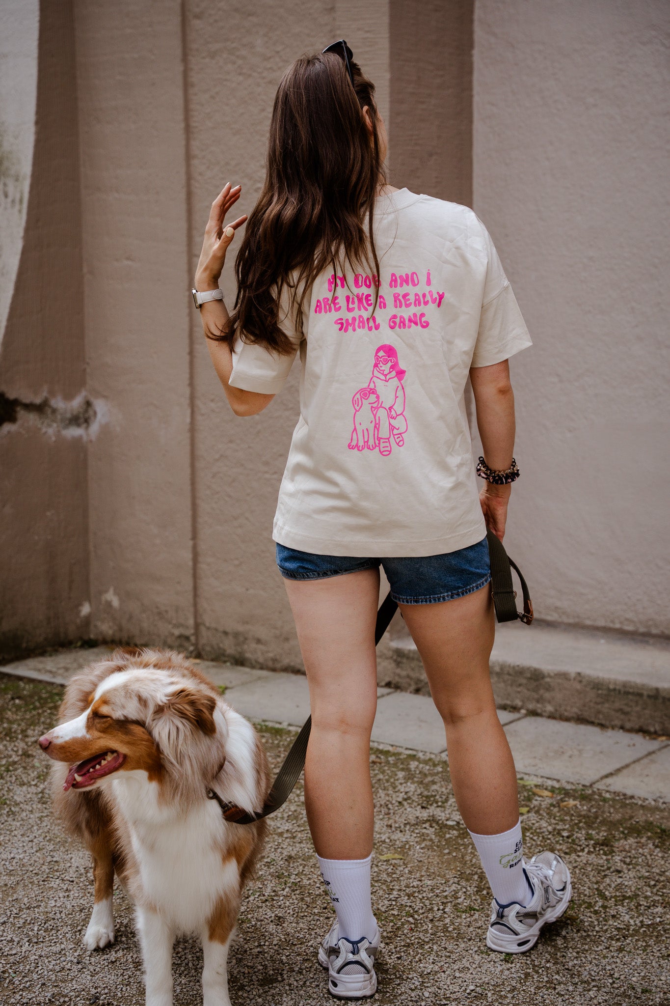 Hundebesitzer trägt Small Gang T-Shirt in Moonbeam Pink bei Gassi mit Hund – leichter & nachhaltiger Sommerlook – Hej Nik