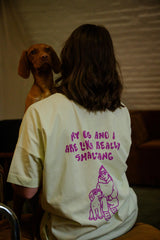 Hundebesitzer trägt Small Gang T-Shirt Lime im Café – entspannter Alltagslook – Hej Nika – T-Shirt für Hundebesitzer