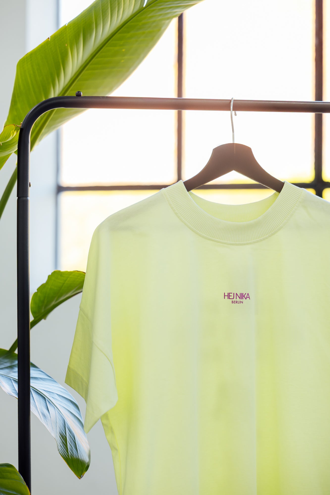 Detailshot: Lime T-Shirt hängt an Kleiderstange – Small Gang Print – Hej Nika – T-Shirt Hundebesitzer 