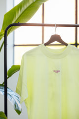 Detailshot: Lime T-Shirt hängt an Kleiderstange – Small Gang Print – Hej Nika – T-Shirt Hundebesitzer 