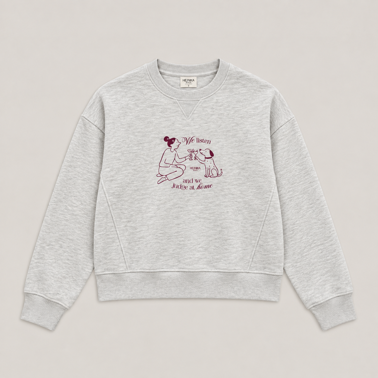 Sweater „We Listen" in Heather Grey für Hundemenschen – Frontprint in Burgund mit Hundemenschin und Hund beim Anstoßen, 100 % Bio-Baumwolle – Hej Nika