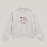 Sweater „We Listen" in Heather Grey für Hundemenschen – Frontprint in Burgund mit Hundemenschin und Hund beim Anstoßen, 100 % Bio-Baumwolle – Hej Nika