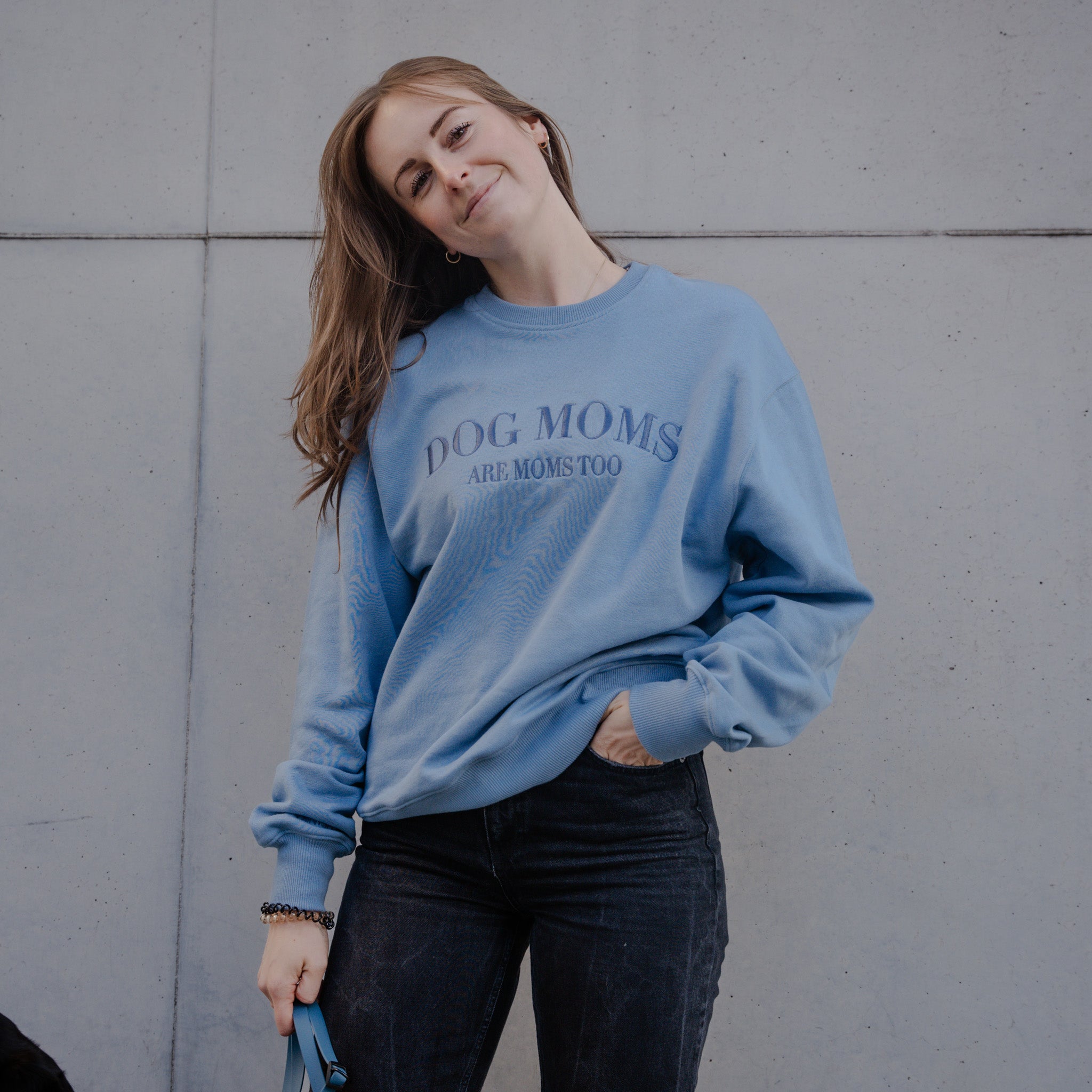Hundebesitzer mit DOG MUMS ARE MOM TOO Sweater von Hej Nika beim Gassi – oversized & kuschelig 