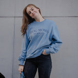 Hundebesitzer mit DOG MUMS ARE MOM TOO Sweater von Hej Nika beim Gassi – oversized & kuschelig 