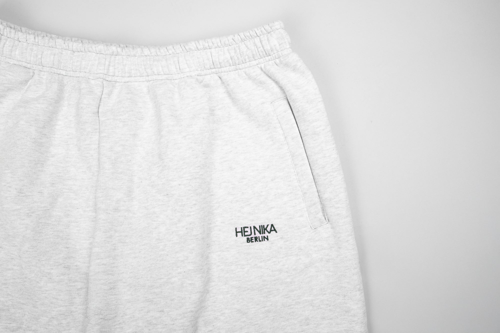 Detailaufnahme des Sticks der Hej Nika Jogginghose für Hundebesitzer "WEEKEND PLANS" in Grau. 