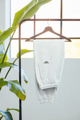 Hej Nika Jogginghose für Hundebesitzer auf einem Kleiderbügel bei einem Produktshooting. 