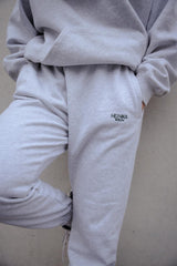 "Weekend Plans" Jogginghose für Hundebesitzer getragen bei einer morgentlichen Gassirunde mit dem Hund. 