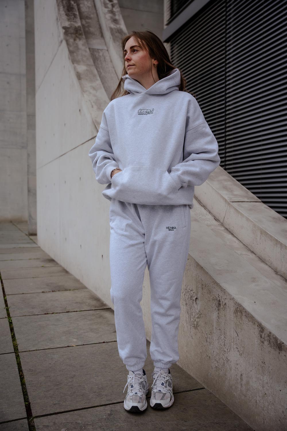 Hej Nika Jogging-Set "WEEKEND PLANS" für Hundebesitzer getragen bei einem entspannten Spaziergang. Produziert in Portugal aus Bio-Baumwolle. 