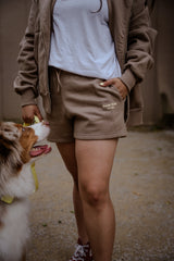 Sweatshorts für Hundebesitzer "Gassi CLub" getragen bei einer entspannten Gassirunde gemeinsam mit dem Hund. 