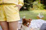  Hej Nika Sweatshorts für Hundebesitzer in Gelb getragen bei einem Picknick mit dem Hund.