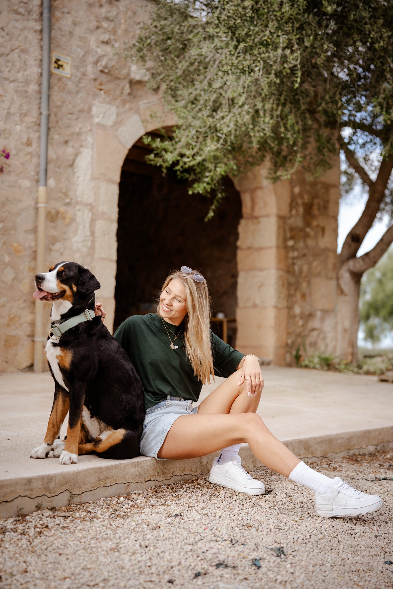 Fast & Furrious T-Shirt für Hundebesitzer getragen beim entspannen mit dem Hund im Garten. 
