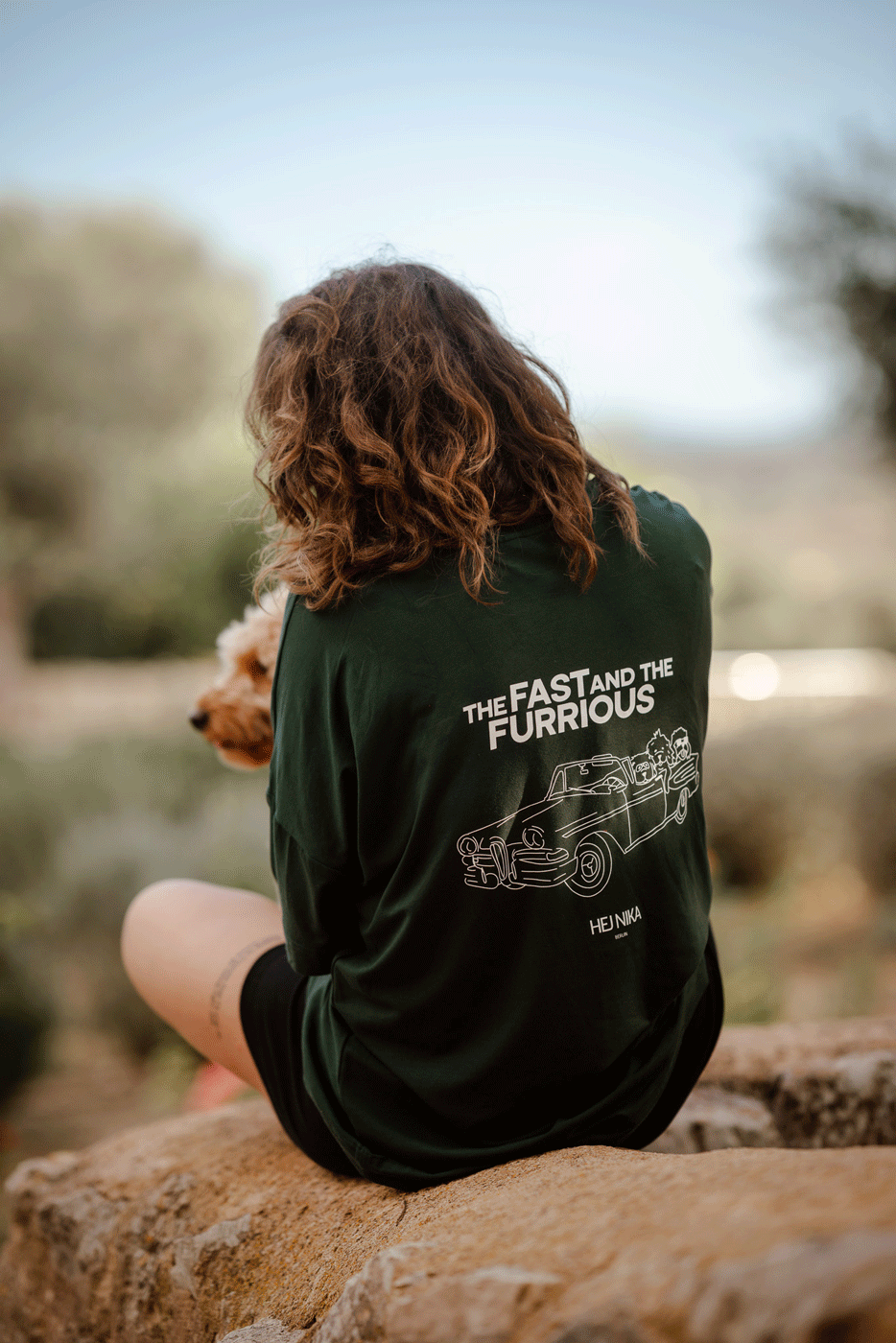 Hundebesitzerin trägt Fast & Furrious T-Shirt bei gemeinsamen Kuscheleinheiten. 