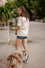 Hej Nika Hundebesitzerin mit T-Shirt für Hundemenschen bei Sommerspaziergang gemeinsam mit Hund – Bio-Baumwolle, nachhaltig & stylisch 